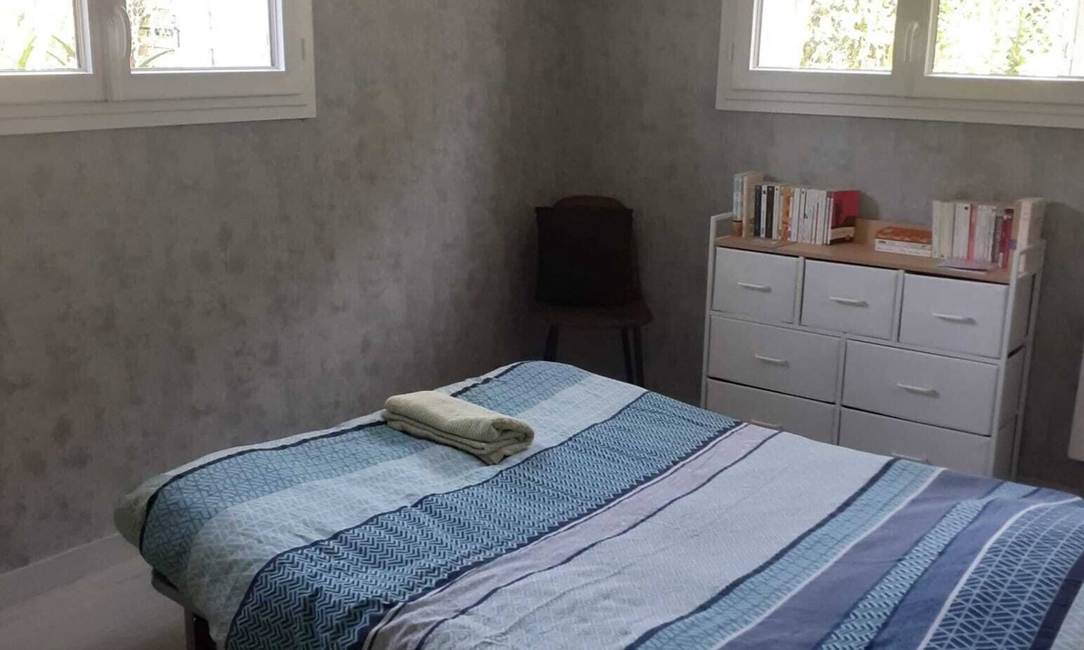 Luynes Bed & Breakfast | Room with private shower and toilet in Luynes