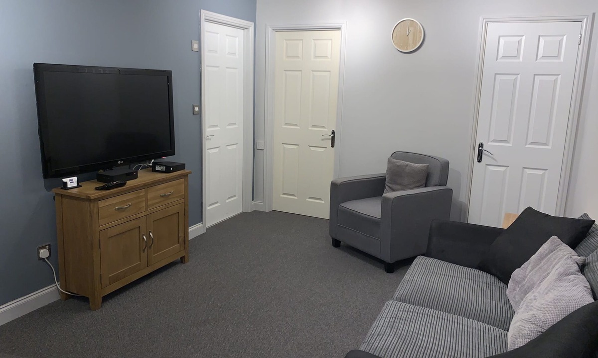 Shirley Apartment | Roomotel - Hamlyn Green - Ground Floor 1 Bed Apartment in Solihull near the NEC