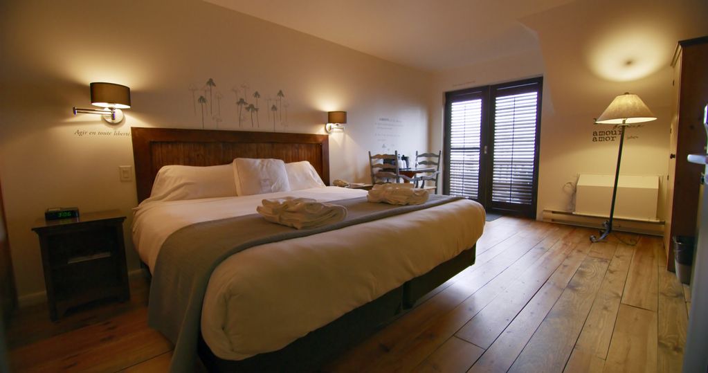 Saint-Michel-des-Saints Hotel | Rooms at Auberge du Lac Taureau - Lake Room 1 Bed