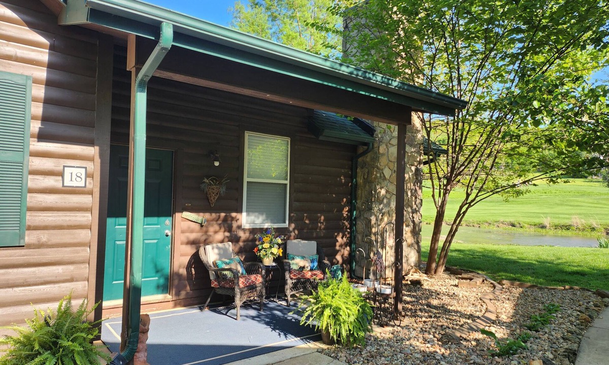 Camdenton Cottage | Roomy 1 Bedroom Cottage in Old Kinderhook. Pets Welcome!