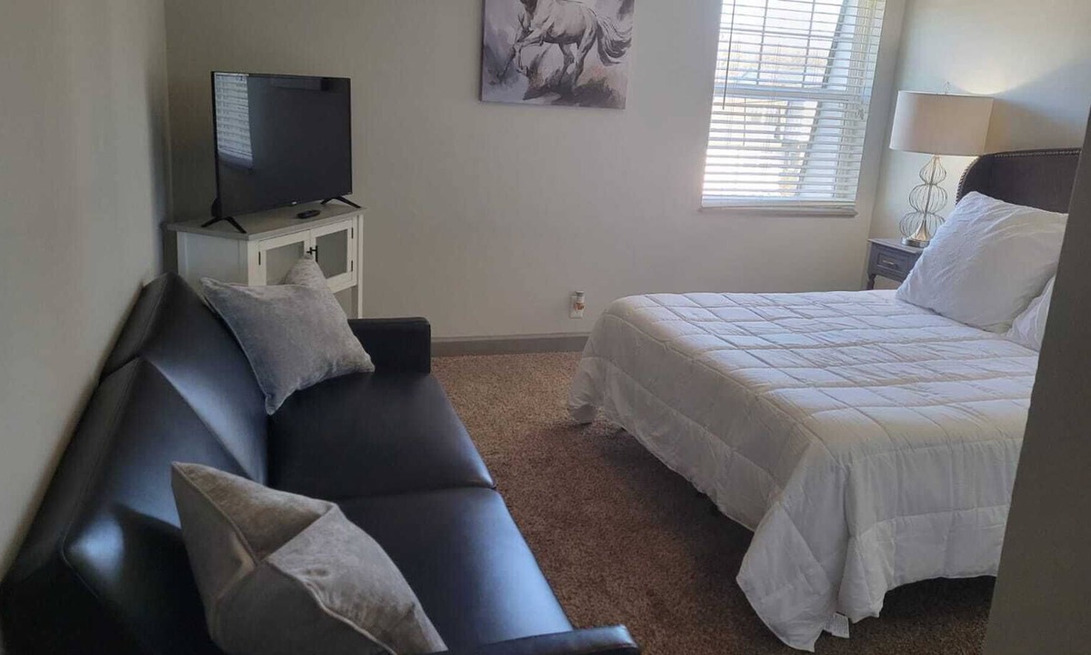 Eastwood Apartment | Roomy 1bedroom w/salt pool & gym