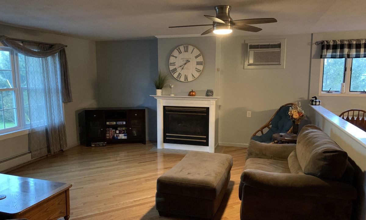 Town of Hastings House | Roomy 3 bedroom 3 bath house with large kitchen, dinning, and full laundry.