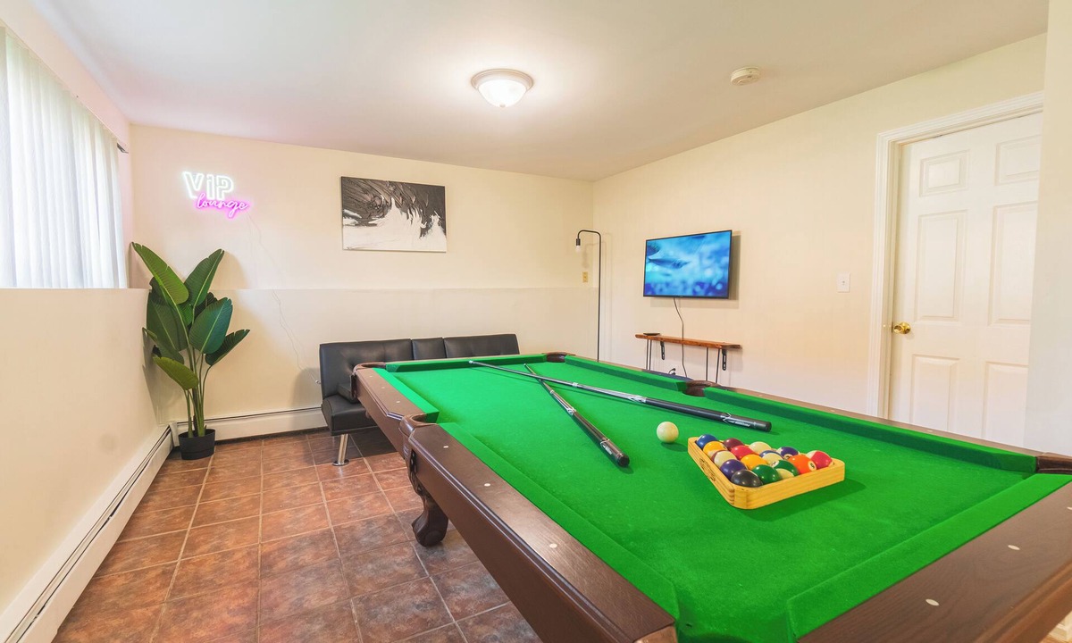 Revere Apartment | Roomy Boston 5BD-3BA-Pool Table-Free Parking
