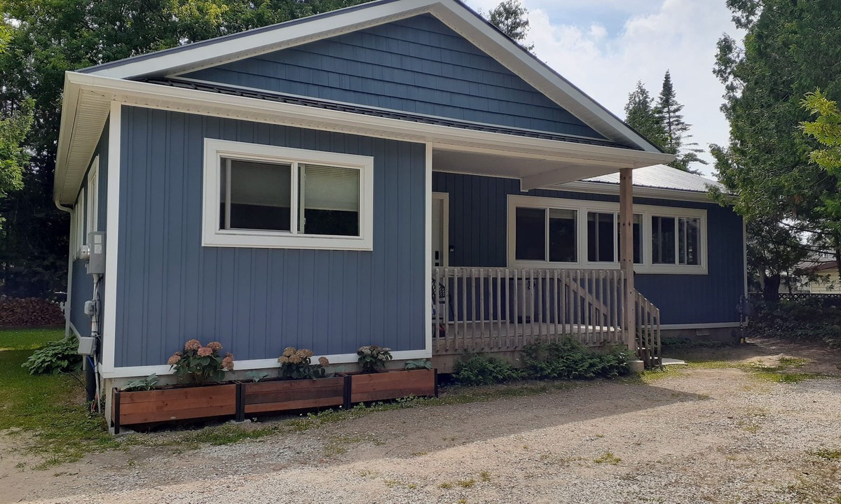Sauble Beach Cottage | Roomy cottage close to Sauble's main beach!