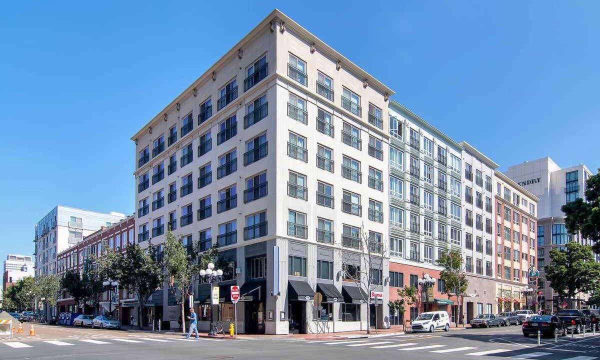 Pacific Terrace Condo | Roomy Gaslamp Condo with Pool