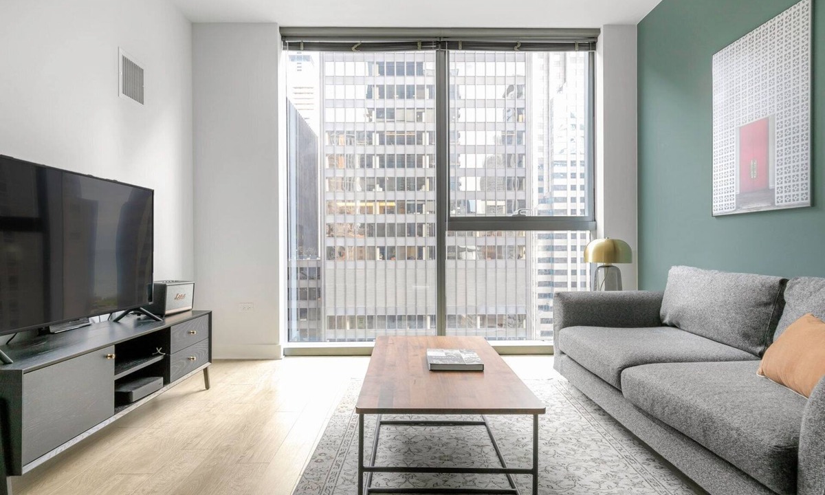 Downtown Chicago Apartment | Roomy Loop 1BR w/Gym, Pool, W/D, nr. Millennium Park, by Blueground