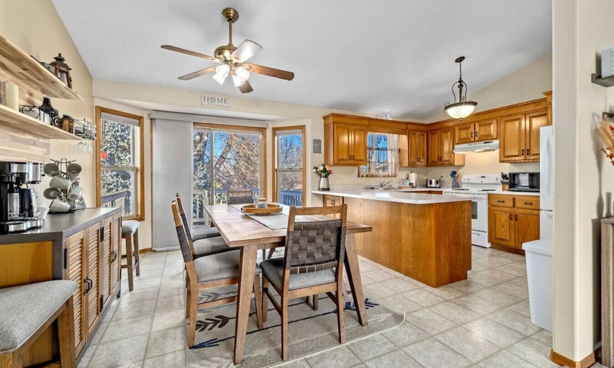 Sioux Falls House | Roomy Rendezvous: A 3BR Getaway