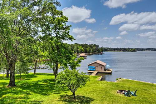 Berryville House | Roomy Texas Lake Retreat w/Private Boat Ramp