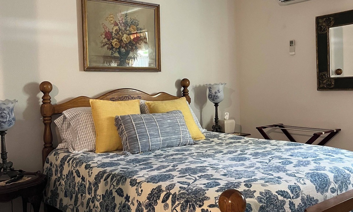 Glen Rose Apartment | Rosa Linda Studio-walk to historic town square, centrally located