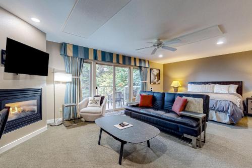 Rosario House | Rosario Road Condo - B