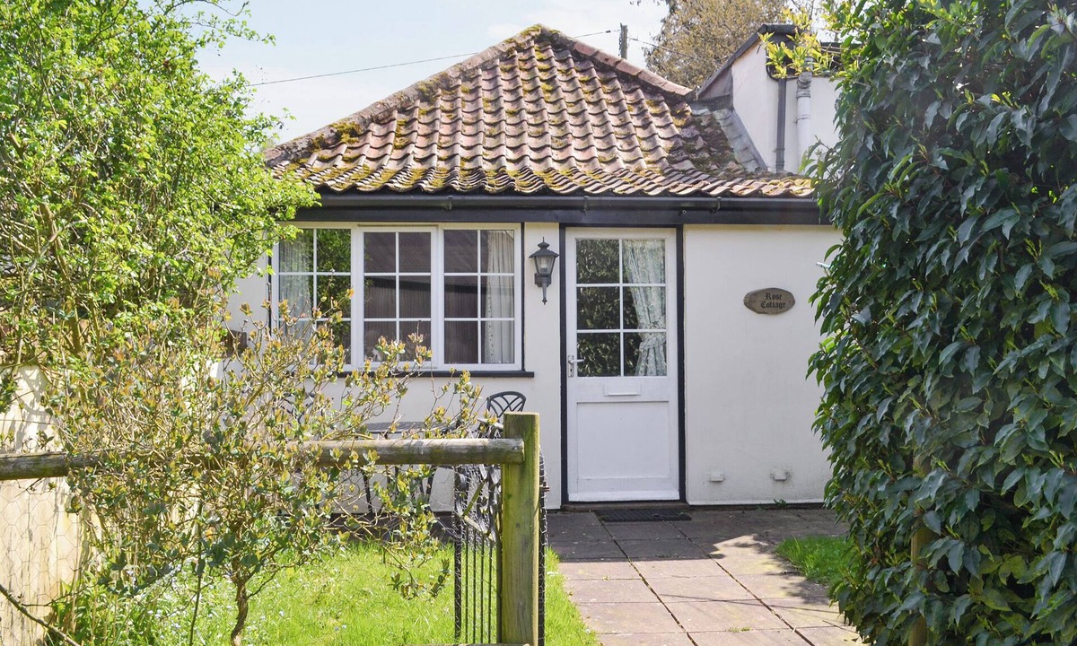 East Dereham Cottage | Rose Cottage - B6009