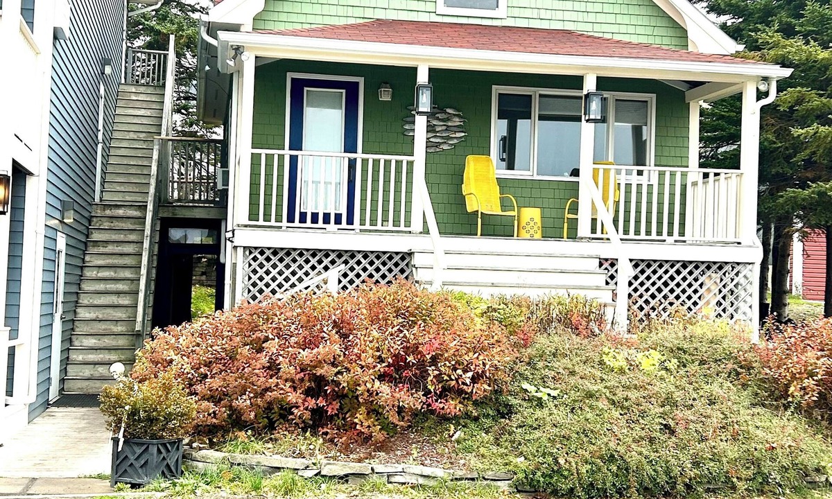 Baddeck Hotel | Rose Cottage located in Baddeck on the Bras d’Or Lakes