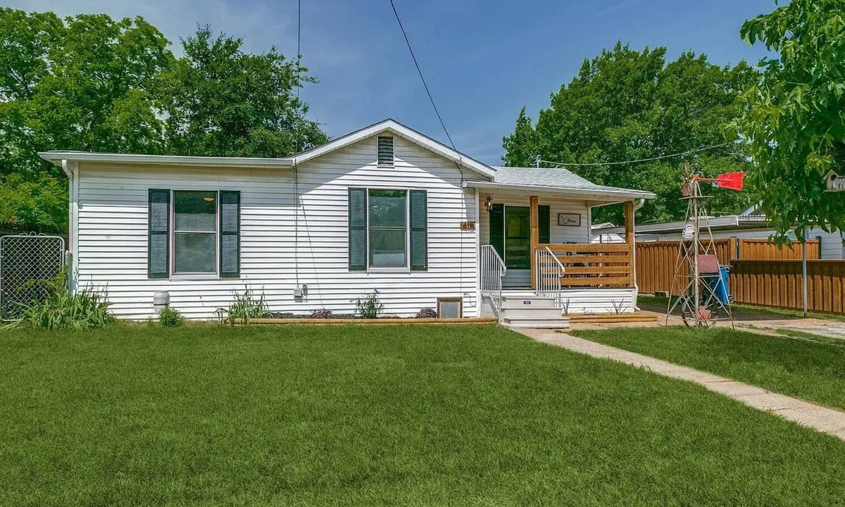 Lewisville Cottage | Rose Cottage - Walk to Old Town - Near UNT & Weddings