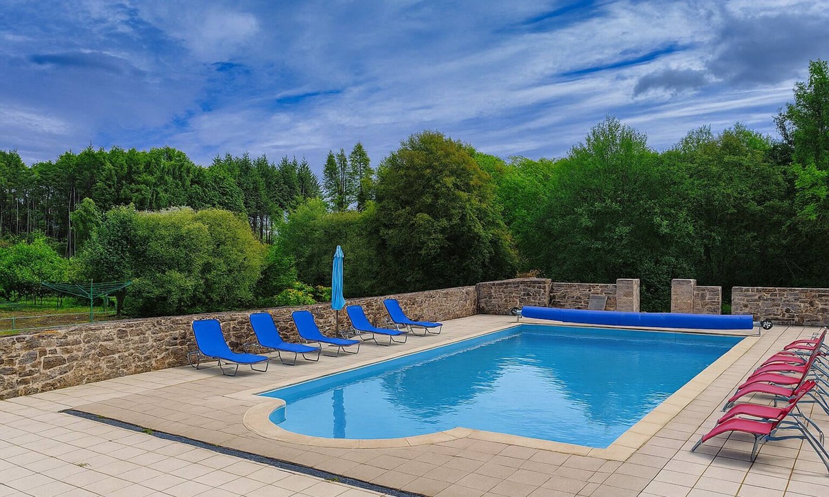 Saint-Amand-Magnazeix Cottage | Rose Retreat