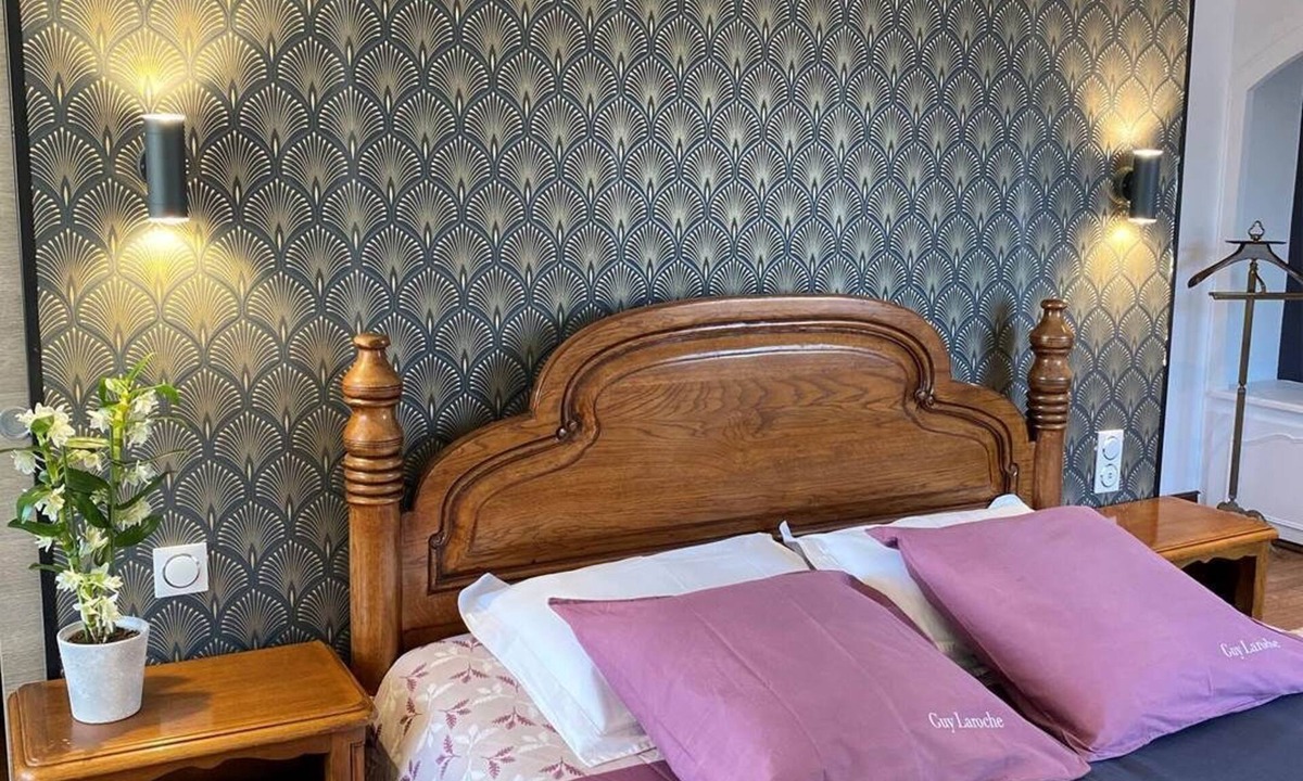 Saint Didier de la Tour Apartment | Rose Room