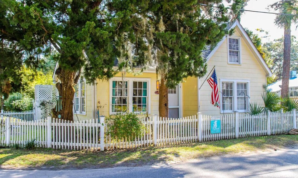 Tybee Island Cottage | Rose's Folie PETS Fenced Yard. North End