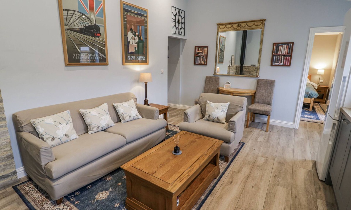 Black Bourton Cottage | ROSE STABLES, family friendly, with open fire in Bampton