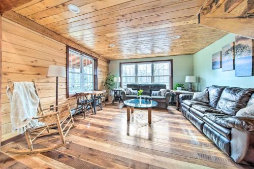Spartansburg House | 'Rose Valley House': Yard, Deck + Game Room!