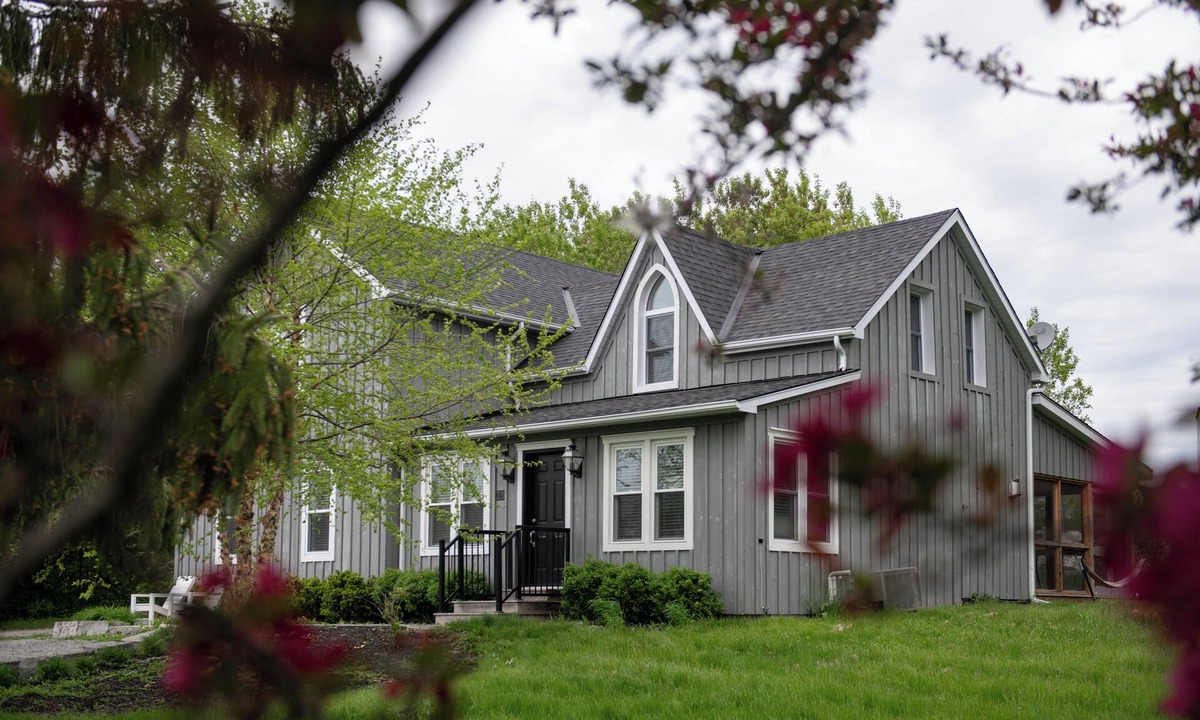 Bloomfield House | Rosebend Farmhouse | Bloomfield | Hot Tub 4 Bedrooms