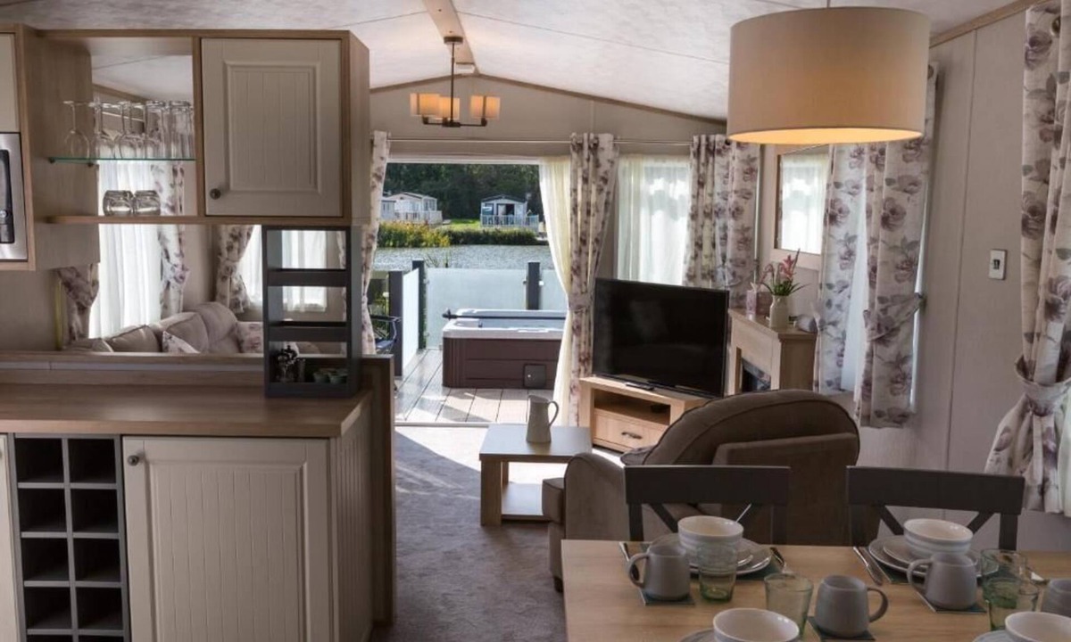 South Cerney Cabin | Rosedale Lakeside Lodge