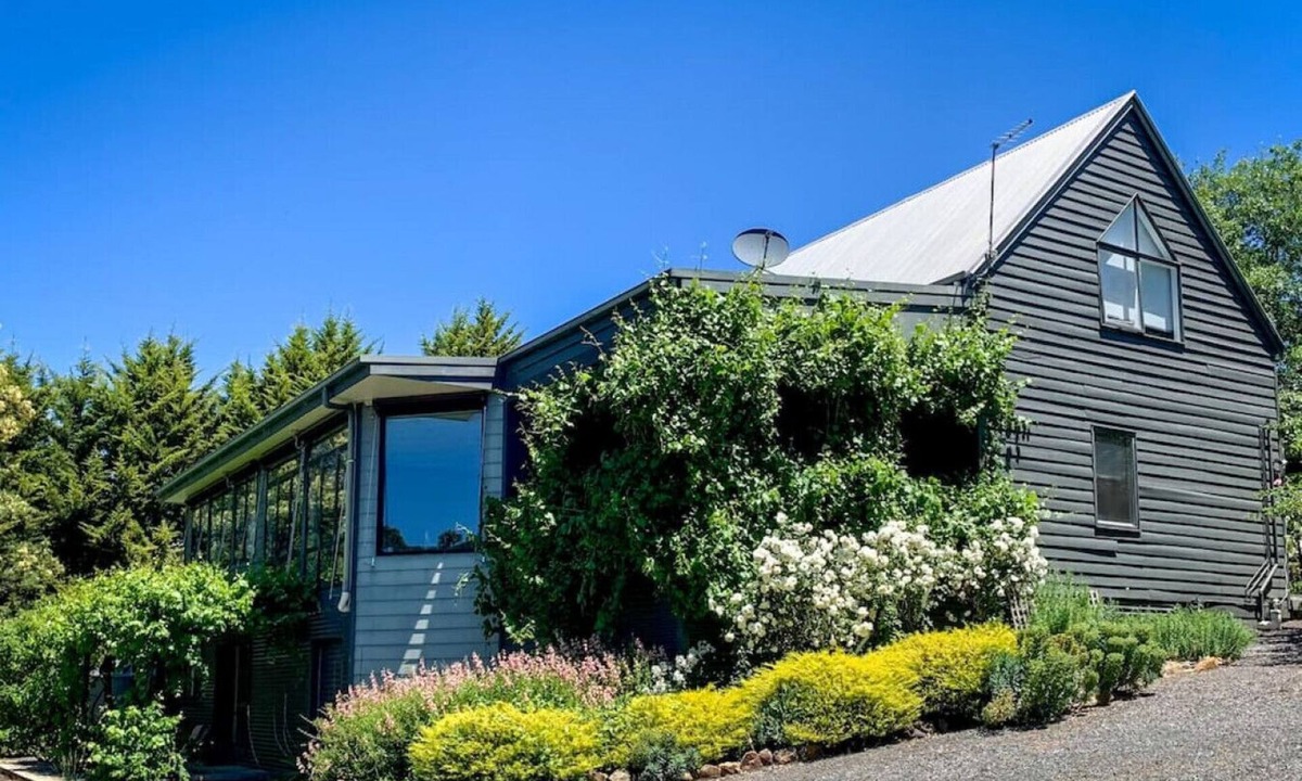 Hepburn House | Rosella Gardens Spa Fireplace Firepit