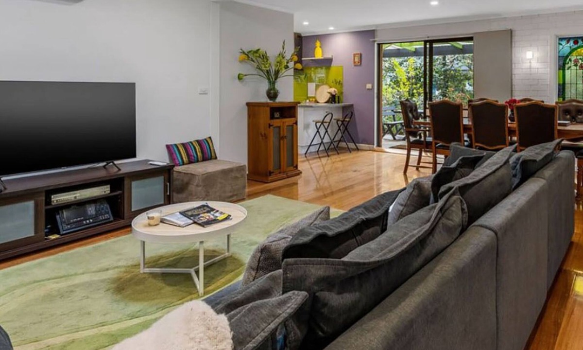 Bright Cottage | Roses On The River -An absolute river frontage cottage