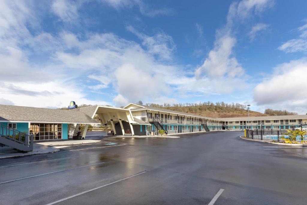 Roseburg Hotel | Rosewood Inn & Suites