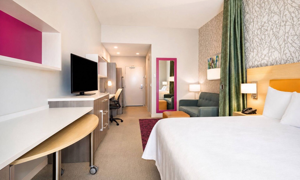 Roswell Hotel | Roswell’s Urban Ease: 3 Spacious Units. FREE Parking, Indoor Pool!