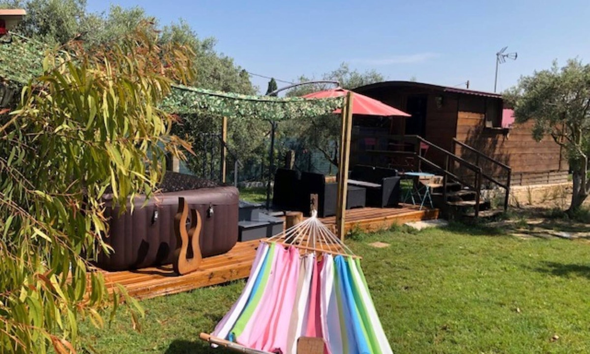 Arles Cabin | Roulotte Gite de la Mélie