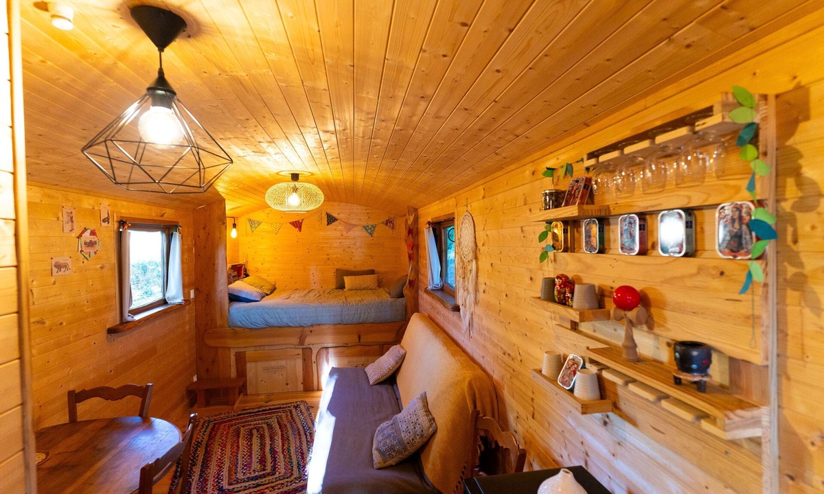 Saint-Pardoux Ski Chalet | Roulotte in the heart of nature, on the shores of Lake St Pardoux.