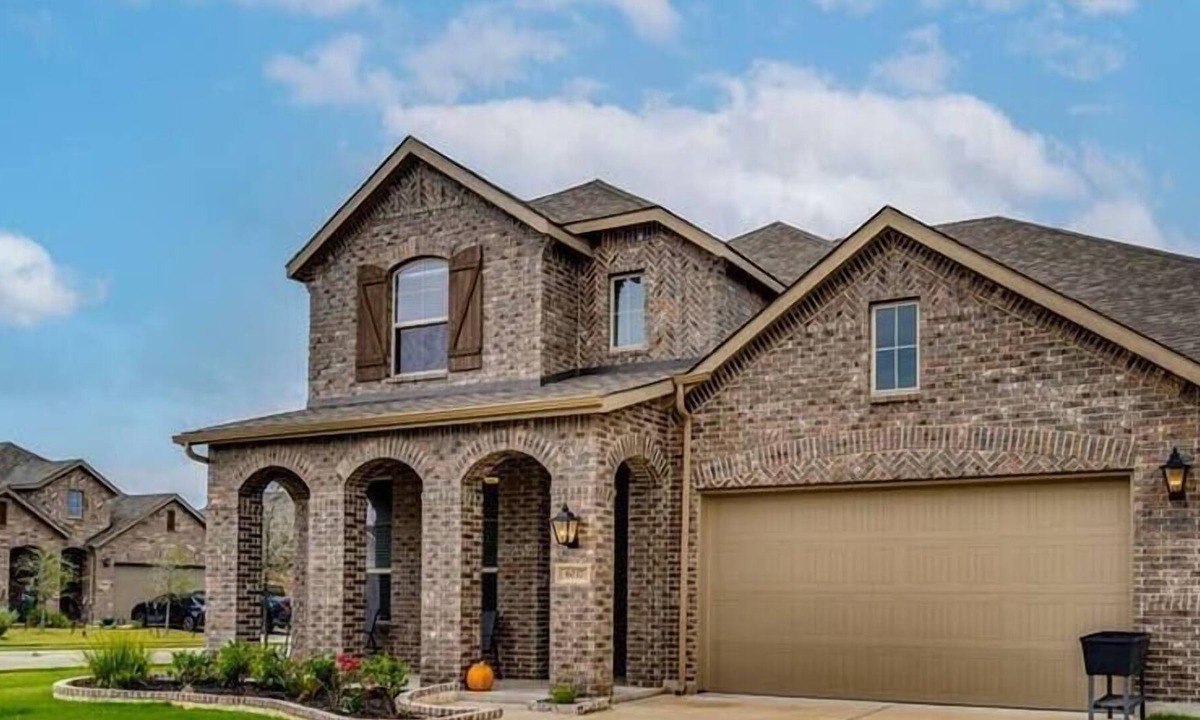Hutto House | Round Rock Palace! 5 Bed/3 Bath with Fenced Yard!