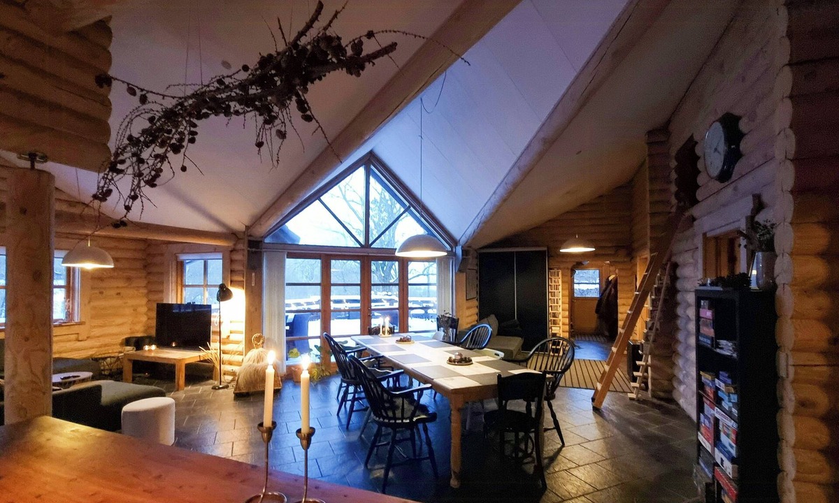 Hadsund House | Round timber house in forest near Mariager