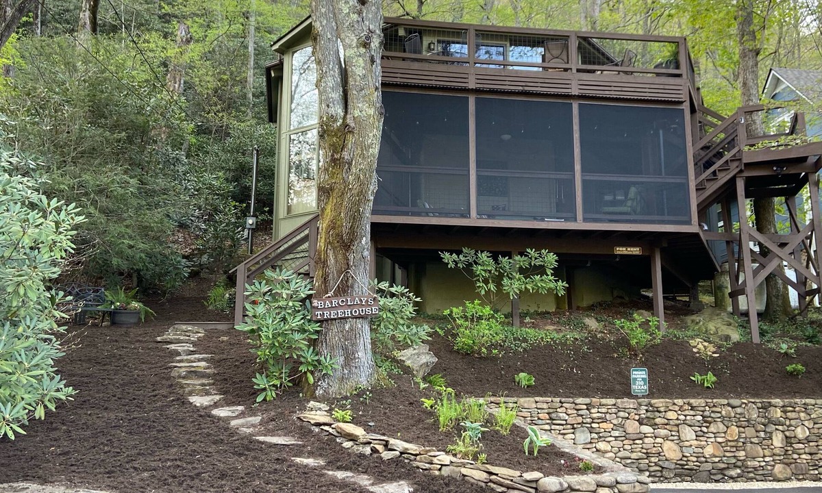 Black Mountain House | Round “Treehouse”. Perfect Center location
