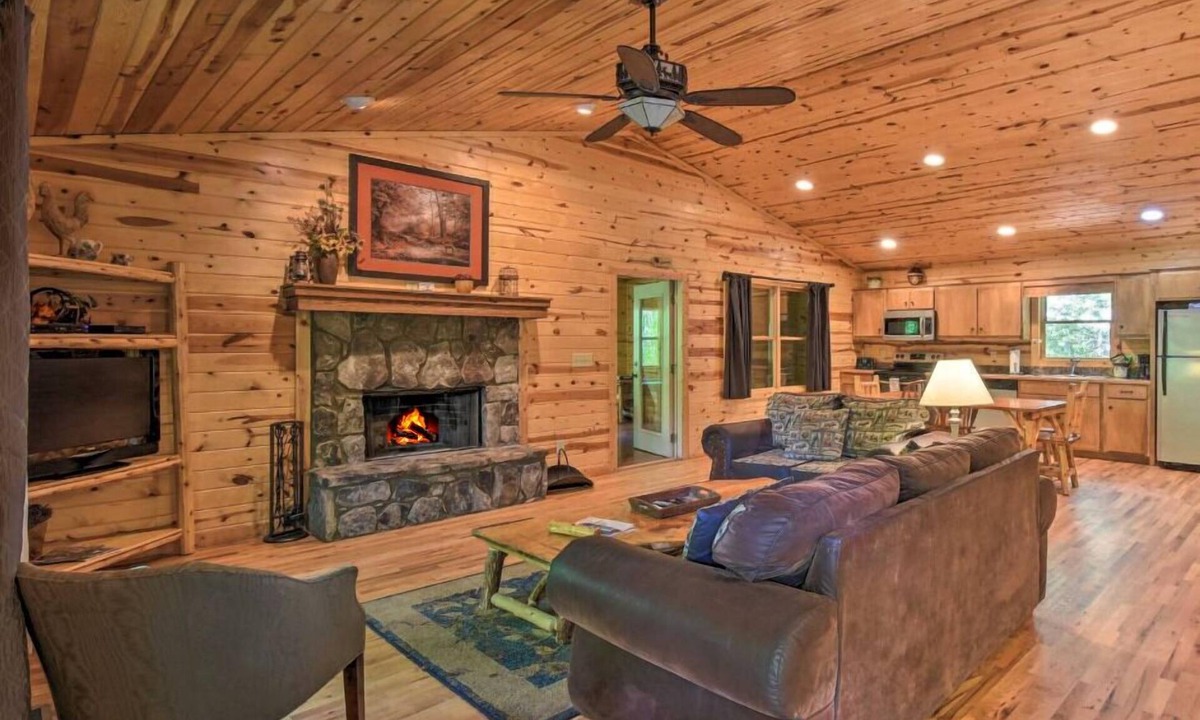 Helen Cabin | Roundabout Cabin 2/2! Pool Table! Near Helen!