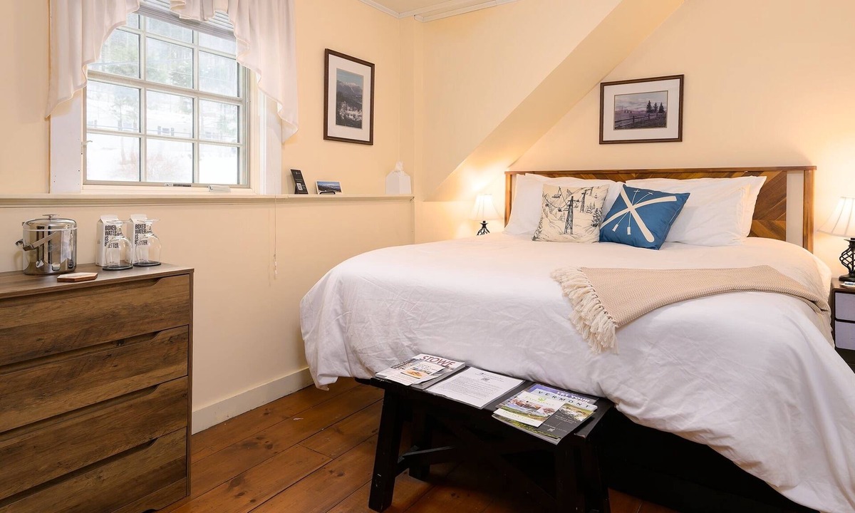 Stowe Bed & Breakfast | Roundtop Mountain+Breakfast @the Brass Lantern inn