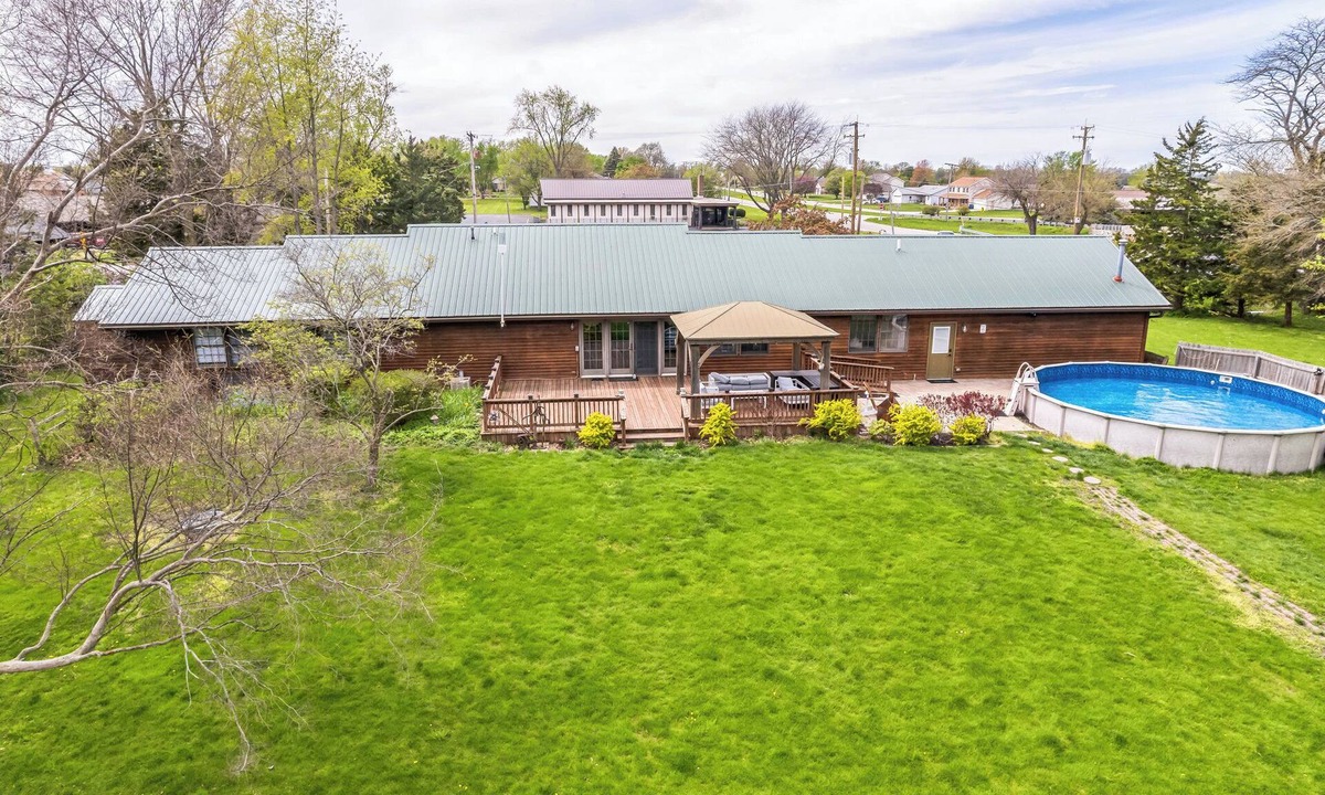 Pontiac House | Route 66, 5+ Acres with a pool, Birthday & Events