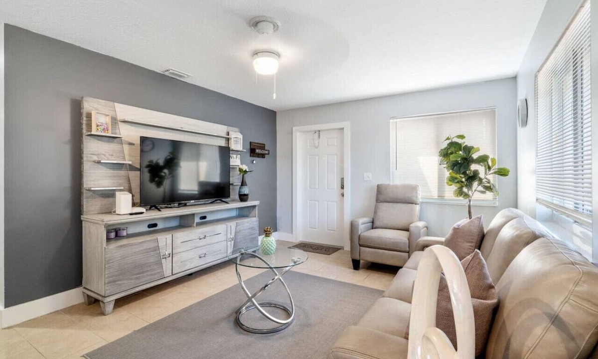 Oakland Park House | Roxana`s 3bed/2bath Home w/Modern Interior & BBQ Backyard