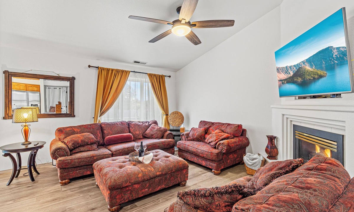 Medford House | RoxyAnn Modern: spacious open floorplan, extended stay, luxury townhome!