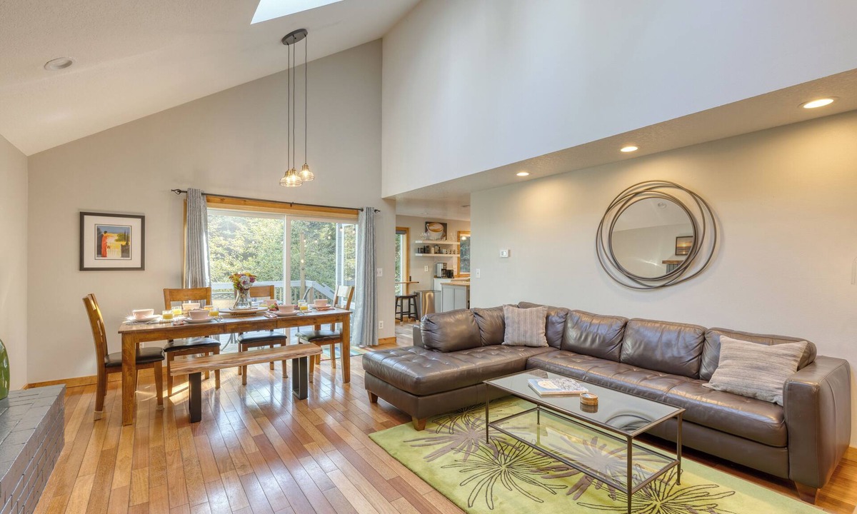 Arch Cape House | Royal Canoe by AvantStay | Walk to the Shore + Cozy Fireplace