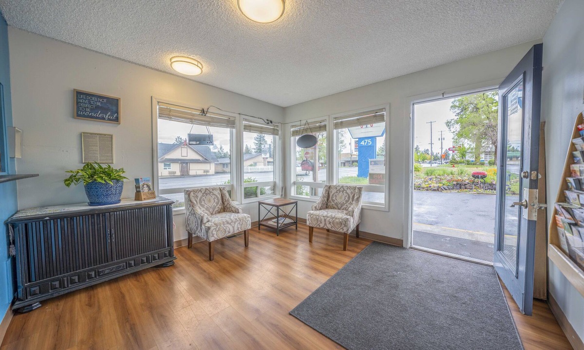 Larkspur Hotel | Royal Gateway Motel By OYO