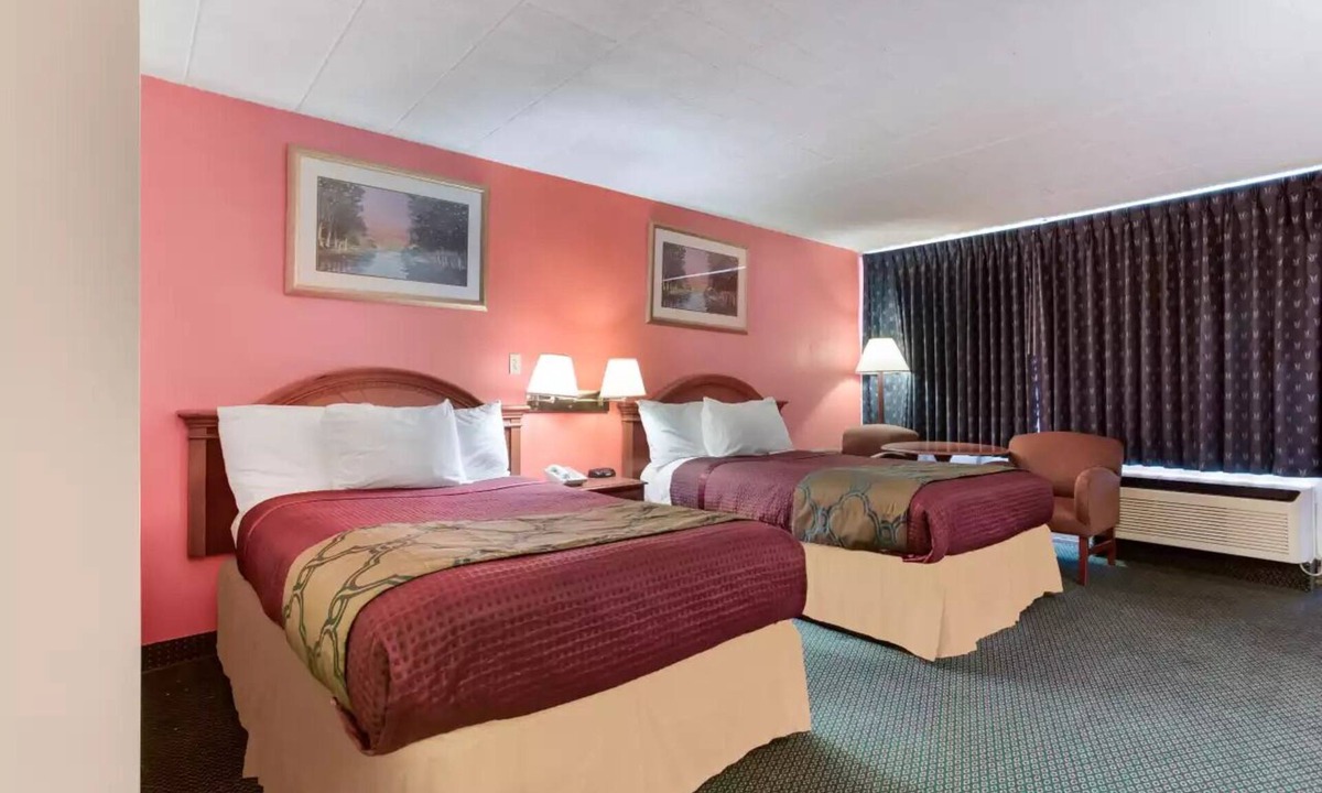 Clearfield Hotel | Royal Inn Clearfield