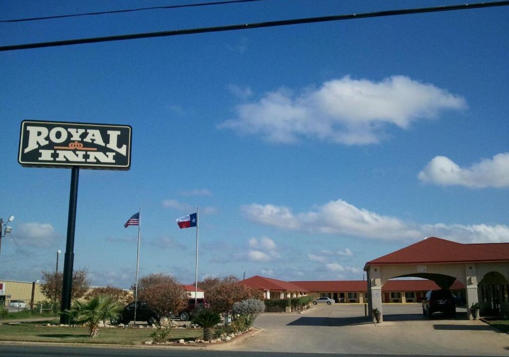 Pearsall Hotel | Royal Inn Pearsall