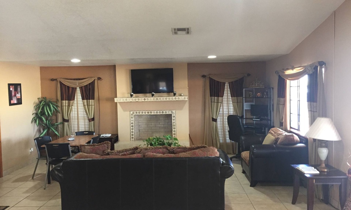 Pearsall Hotel | Royal Inn Pearsall