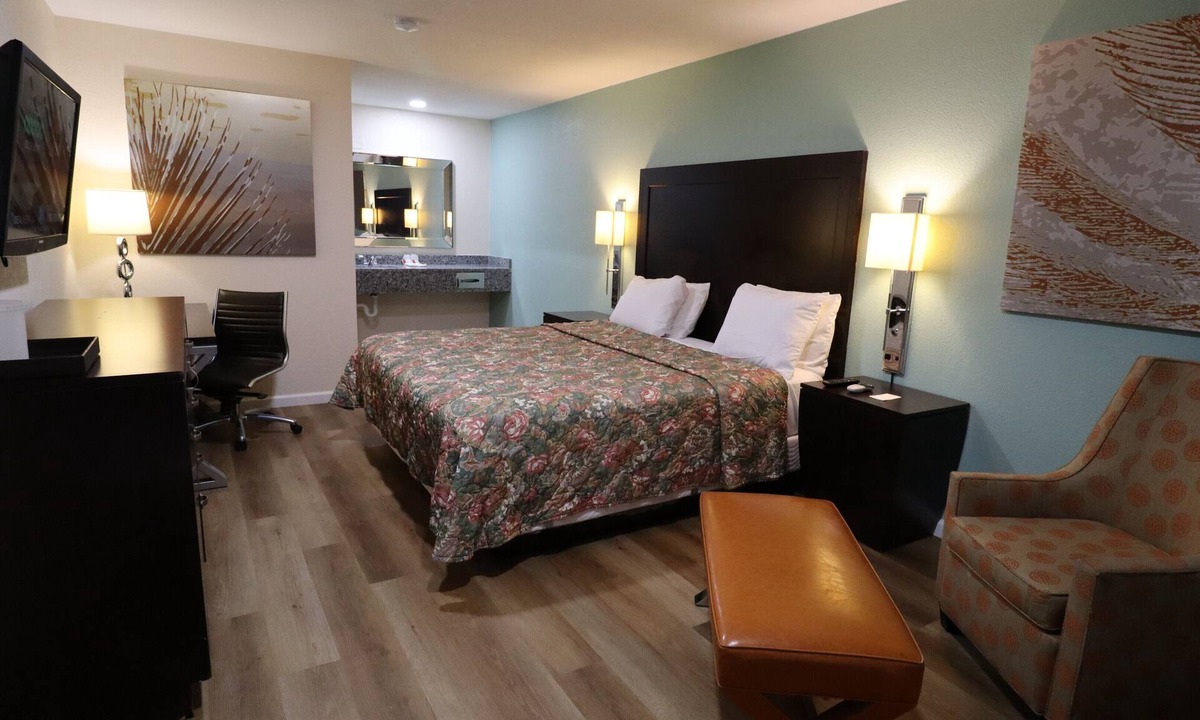 Cochran Hotel | Royal Inn