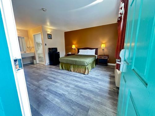 Watsonville Hotel | Royal Inn