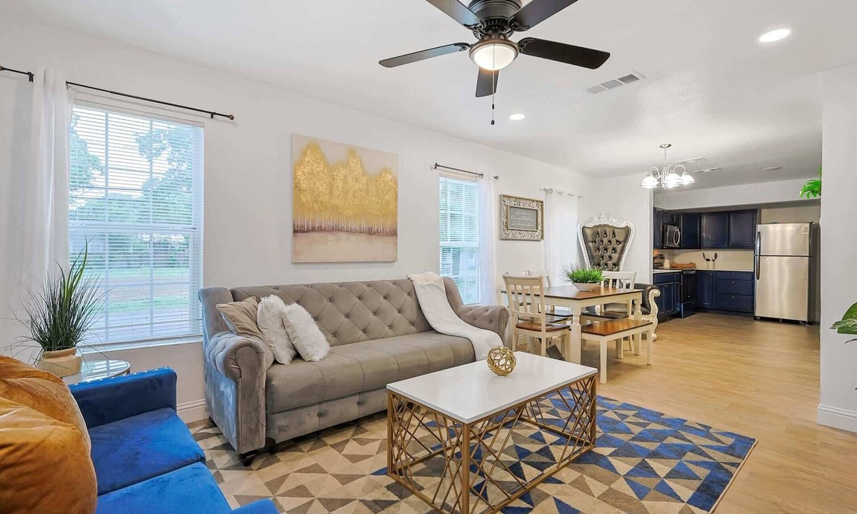 Dallas House | Royal living with Green Wall King Chair-Near DT!