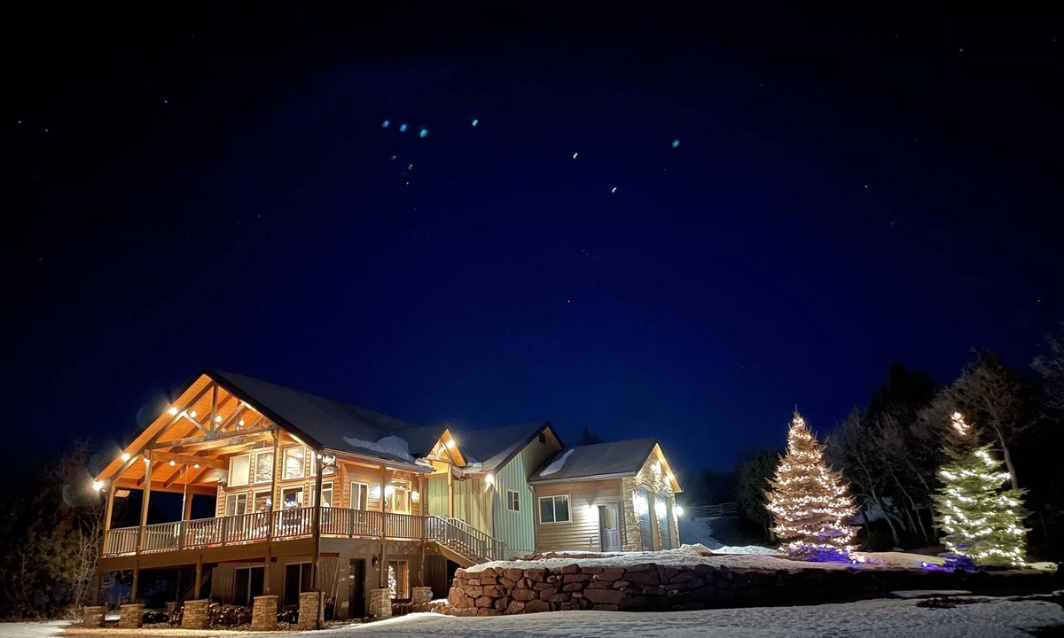Mammoth Creek House | Royal Mountain Getaway - Cabin Sleeps 22!