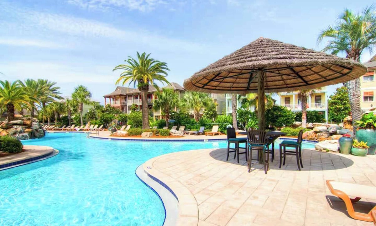 Villages of Crystal Beach House | Royal Palms | Arcade | Free Beach Shuttle | Pool