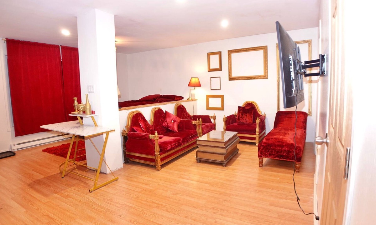Pont-Viau Apartment | Royal Red Studio - Long Term Stay