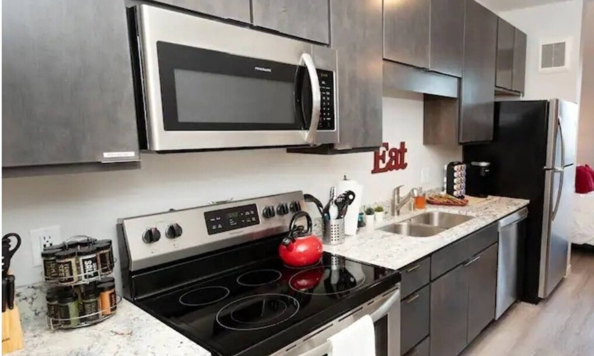 Richfield Apartment | Royal Red Suite: King bed, 10 mins to MSP/MOA, Free indoor Parking